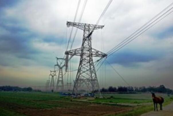 世界首条清洁能源外送专用特高压输电线路河南段组塔