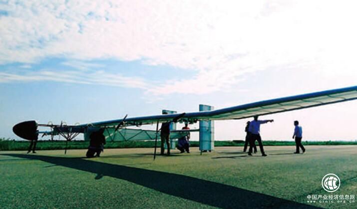 航空工业大型太阳能无人机完成首飞