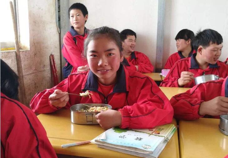 中国扶贫基金会“爱加餐”项目十年受益学生超93.6万人次