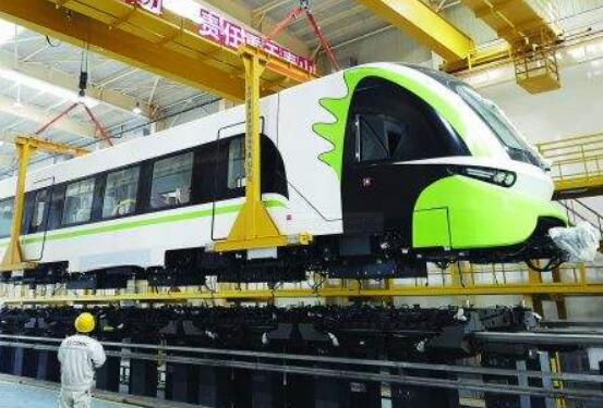 中国首列商用磁浮2.0版列车启动提速测试
