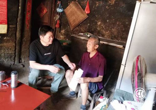 河南西峡退役军人事务副局长杨俊锋走访慰问退伍老兵和贫困户