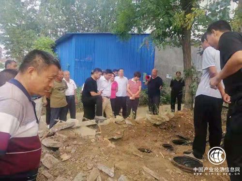 河南方城县古庄店镇组织相关负责人实地观摩户用厕所改造工作