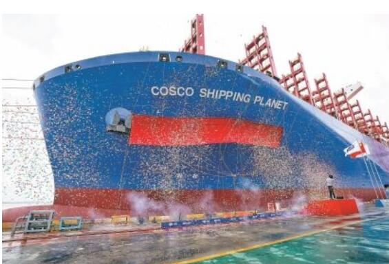 江南造船21000TEU超大型集装箱船中远海运“行星”号交付