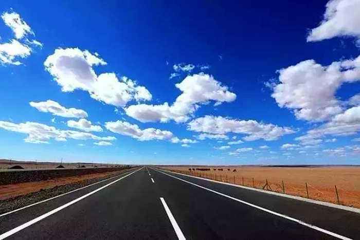 世界最长沙漠戈壁高速公路建设取得重要进展
