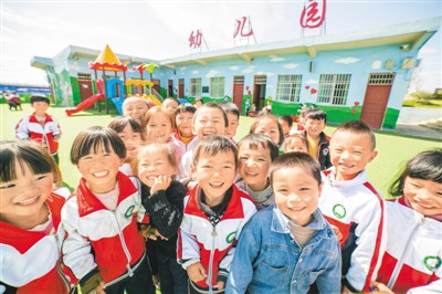 中国为什么能从“文盲大国”迈向教育强国？