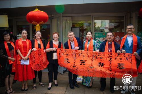 新西兰民众在“欢乐春节”联欢会为中国抗击疫情祈福