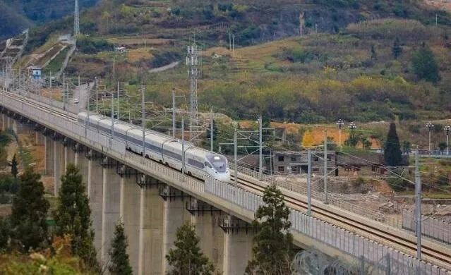 中老铁路“满月” 客货运输两旺