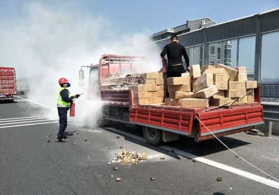 杭金衢高速施救员与“火神”赛跑 为货主抢回70%货物