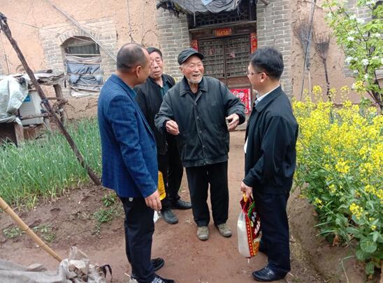 郑州市市场监管局驻新密老耆沟村工作队走访慰问困难群众