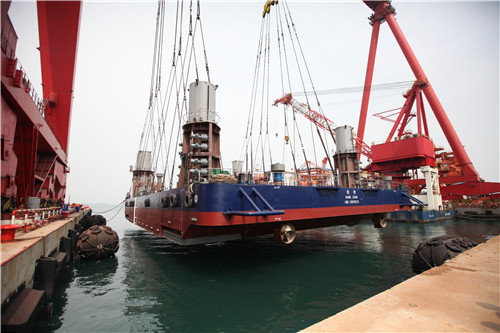 1400余吨自升式海工平台在青岛西海岸新区实现整体吊装下水  