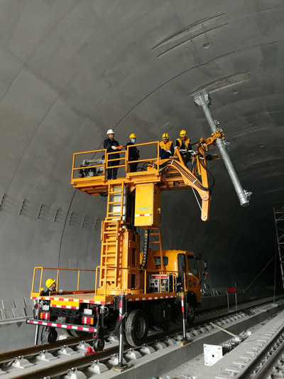 20200507133142620.jpg 5.中铁电气化局自主研发的国内首台吊柱安装平台.jpg