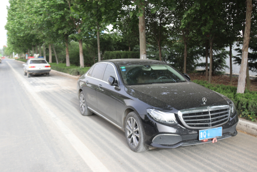 奔驰女司机突然跳车大喊救命