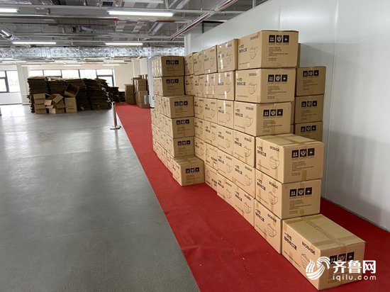 济南一高校大学生为母校捐赠12万只口罩 全是创业大赛奖品