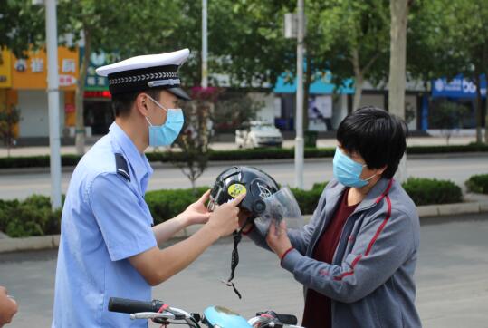 山东淄博公安交警推进“一盔一带”安全守护行动