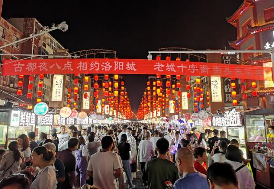 河南洛阳：街头音乐季 “唱嗨”夜经济