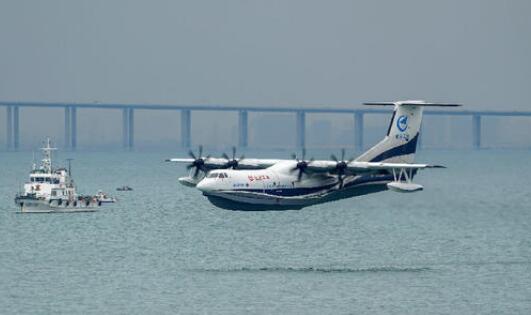 大型水陆两栖飞机“鲲龙”AG600海上首飞成功