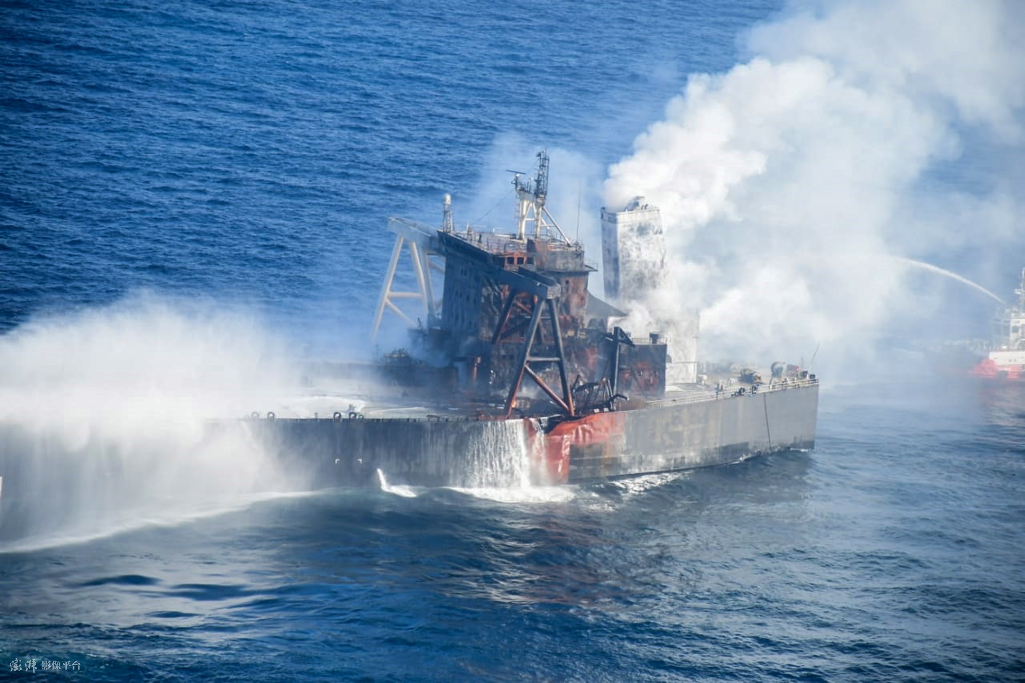 载27万吨原油油轮起火 印度洋又遇原油污染威胁