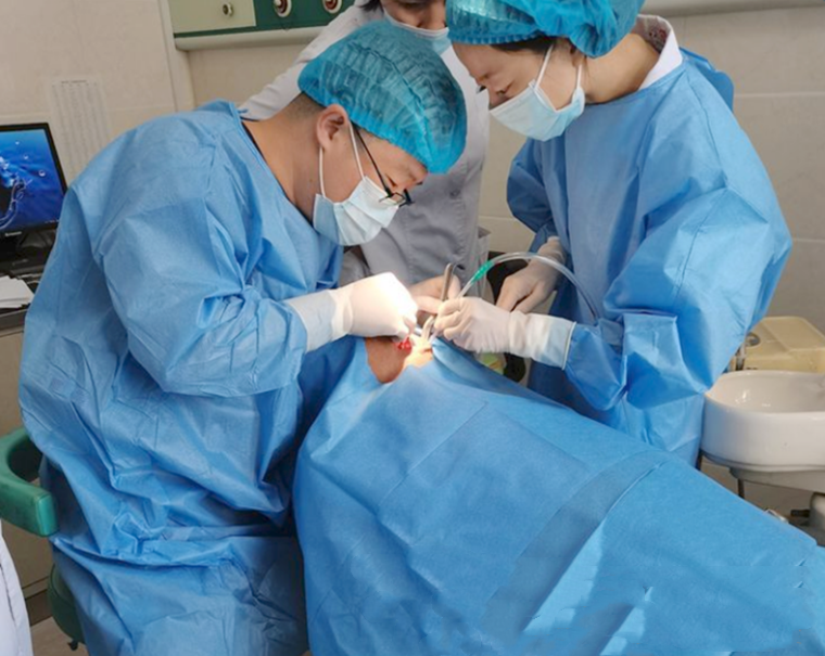 青岛市中心医院专家助菏泽市二院口腔科成功开展口腔种植手术