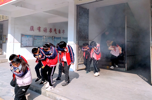 郯城县泉源小学举办消防安全知识讲座和消防安全演练活动