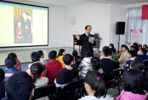 郯城县妇女儿童活动中心邀请鲁冰带孩子们展开童话之旅