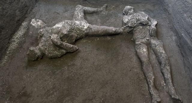 庞贝古城惊现2000年前死于火山喷发的两具遗骸