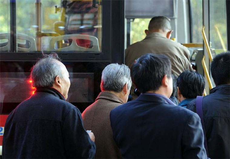 2021年起，山东60岁以上老人免费坐公交！