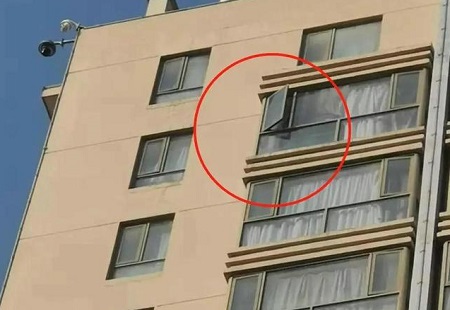 12岁男孩从宿迁一酒店15楼坠下身亡！家人质疑酒店窗户开启太大