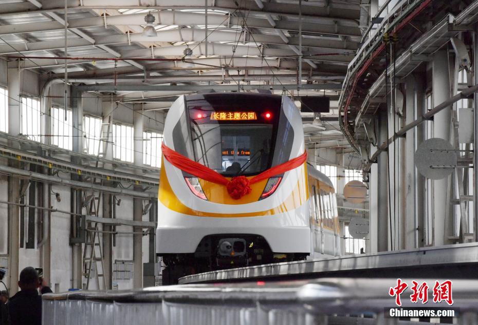 中国首条磁浮旅游专线首列车在长春下线