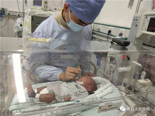 出生仅1.0kg！“巴掌大”宝宝在费县人民医院康复出院