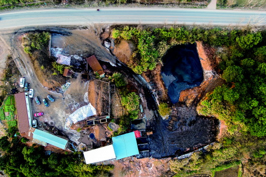 菜叶上一层铁矿灰，噪声影响村民生活 茶陵矿污：过了环评关，过不了“群众关”