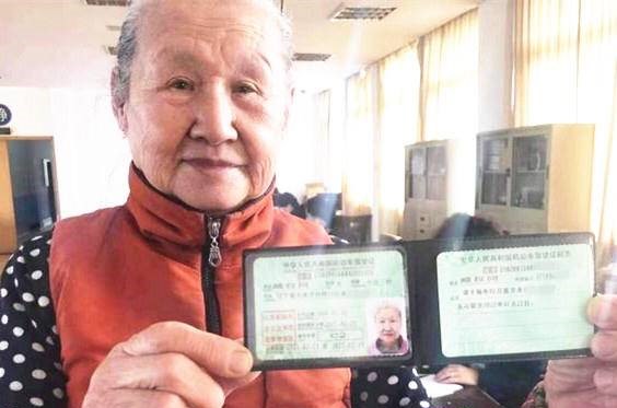 扬州奶奶77岁拿到驾照，放言要自驾游全国