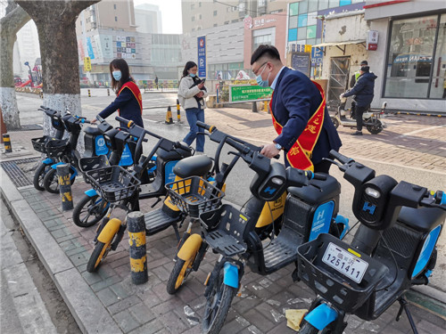 3月5日，临沂兰山支行员工正在开展共享单车整理归位志愿服务学雷锋活动.jpg