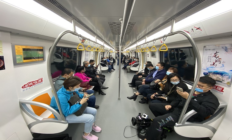 4.乘坐地铁的乘客.jpg