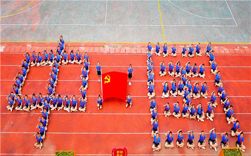 薛城区临城实验小学开展“我和党旗合个影”全家福活动