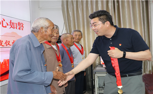 台儿庄区张山子镇为322名老党员颁授“光荣在党50年”纪念章