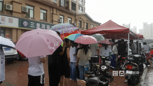 青岛未成年人新冠疫苗接种现场：感谢那些“冒雨撑伞”的人