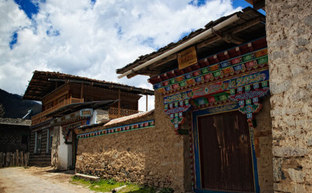 青藏高原“日光城”：从“捡牛粪”到能源“天路”通万家