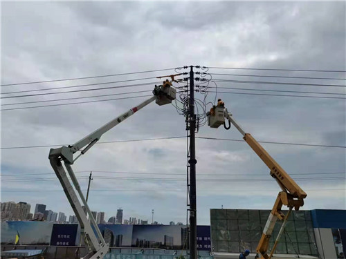 国网青岛市黄岛区供电公司：带电安装智能开关增强供电保障能力