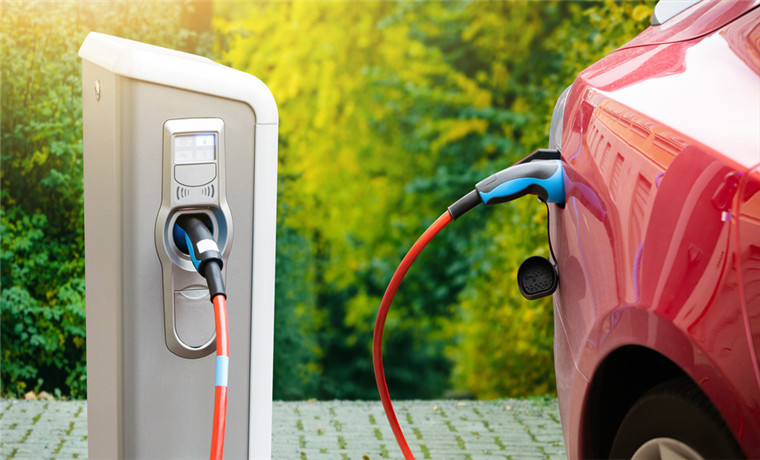 充电1小时排队4小时，人民日报：解决好新能源汽车补能问题