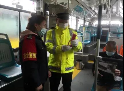 济宁邹城市交警大队深入汽车站开展冬季交通安全宣传活动