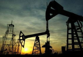 国际原油市场未受变异病毒影响 油价继续上涨