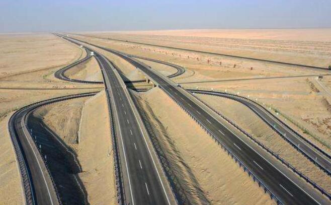 穿大漠、过戈壁、抵昆仑 新疆多条高速公路通车见证中国基建力量