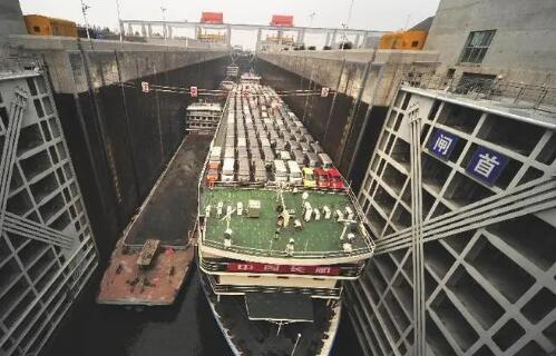 三峡船闸前8个月货运量首次突破1亿吨