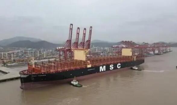全球最大集装箱船在宁波舟山港开启全球首航