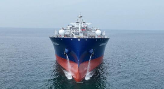 全球首艘93000立方米超大型液化气船命名交付