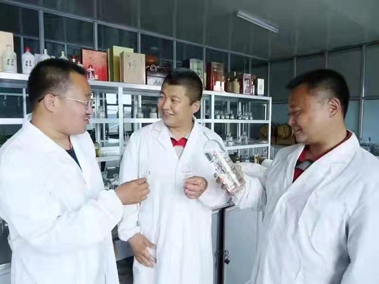 曹坤（左一）切磋酒体设计.jpg