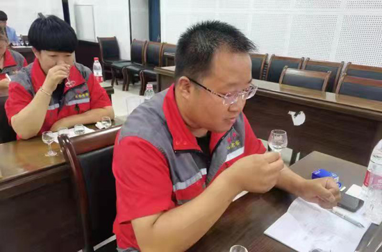 曹坤（前）参加品酒竞赛.jpg