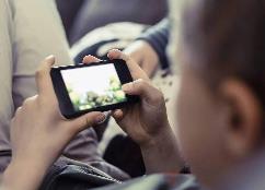暑期青少年易沉迷手机  如何将孩子从“小屏幕”拉回“大世界”