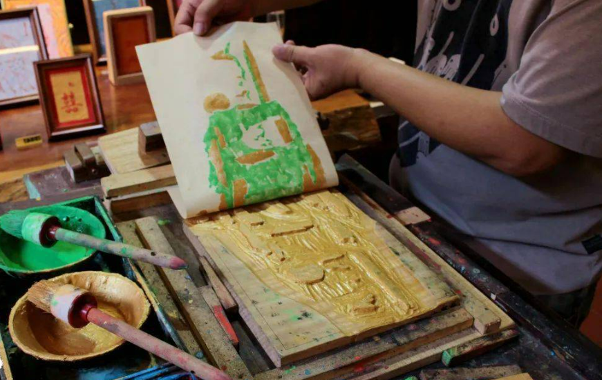 桂林雕版彩色套印：传统手工印刷的“彩色画”