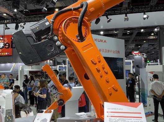 实地探馆第23届工博会：近百种工业机器人亮相，制造业加速走向智能化